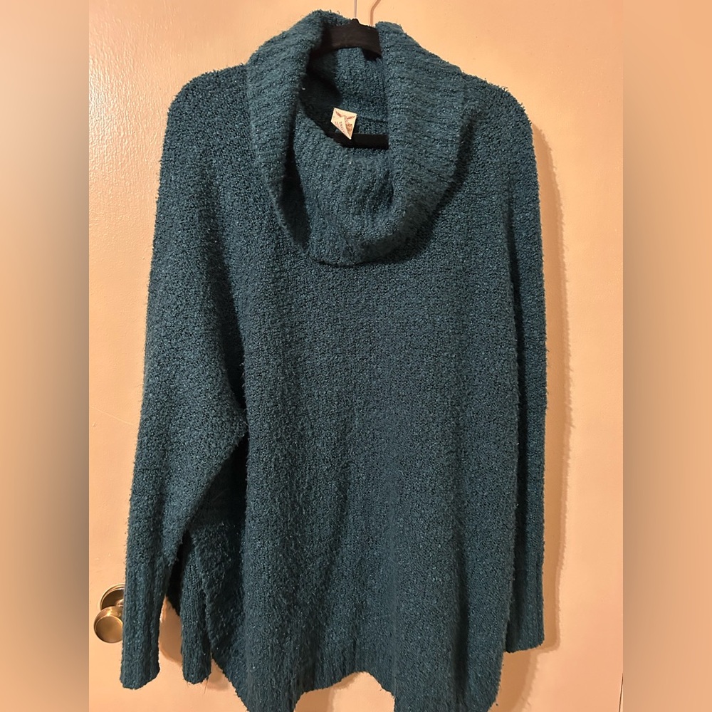 2X Sweater. Color, dark hunter green. Beautiful loose fit.